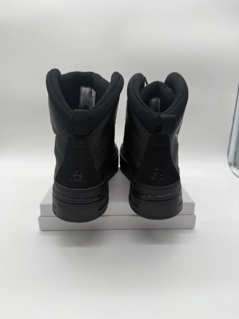 NIKE ACG Woodside 2 High GS Triple Black Boot Youth's Size 7Y Black